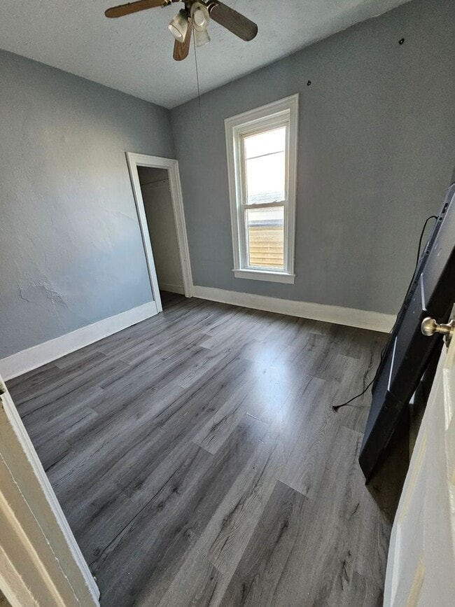 Building Photo - Upper 2 bedroom unit GAS INCLUDED