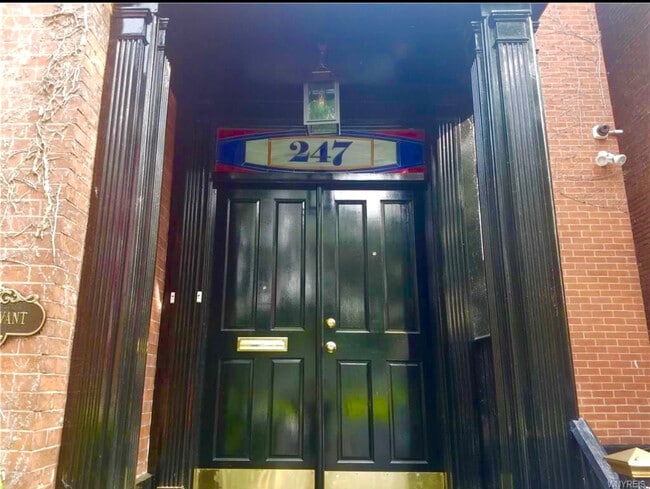 Building Photo - 247 Georgia St