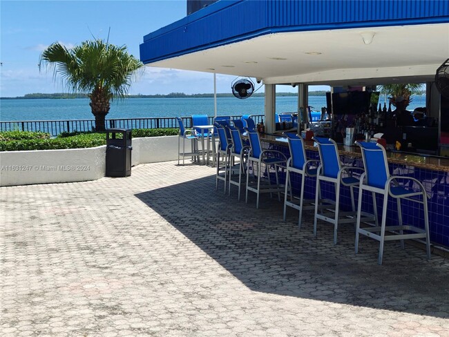 Bay/Pool Bar/Restaurant - 825 Brickell Bay Dr