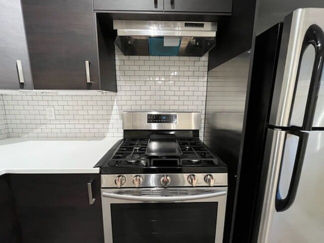 Building Photo - Spacious First Hill condo in the historic ...