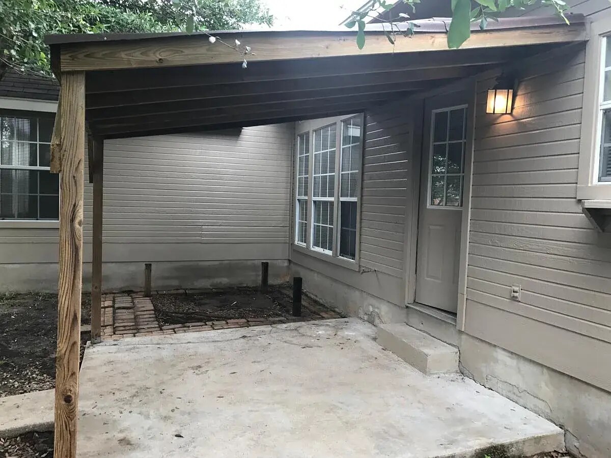 Building Photo - 1608 Parkwood Dr