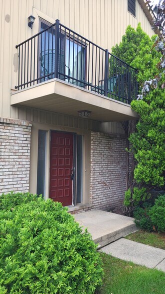Building Photo - 41509 Bedford Dr