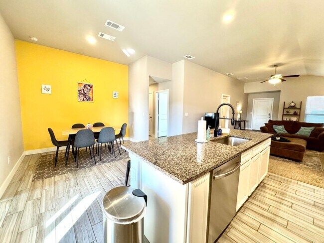 Building Photo - Furnished Rental 3 bed 2 bath Minimum of 30-day stay