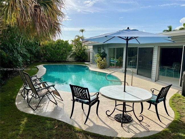 Building Photo - 1241 Manor Dr