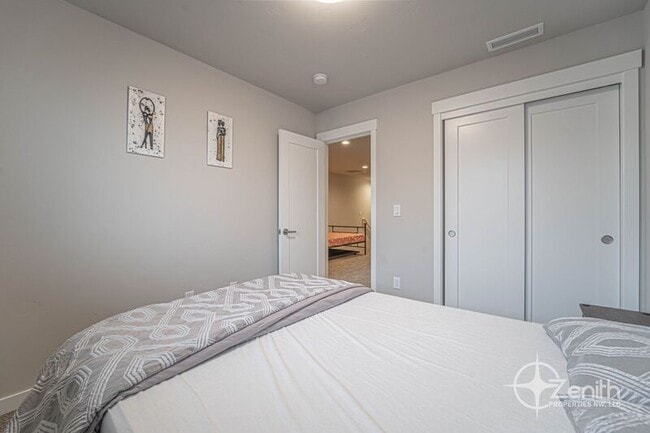 Building Photo - 10004 NE 134th Ave