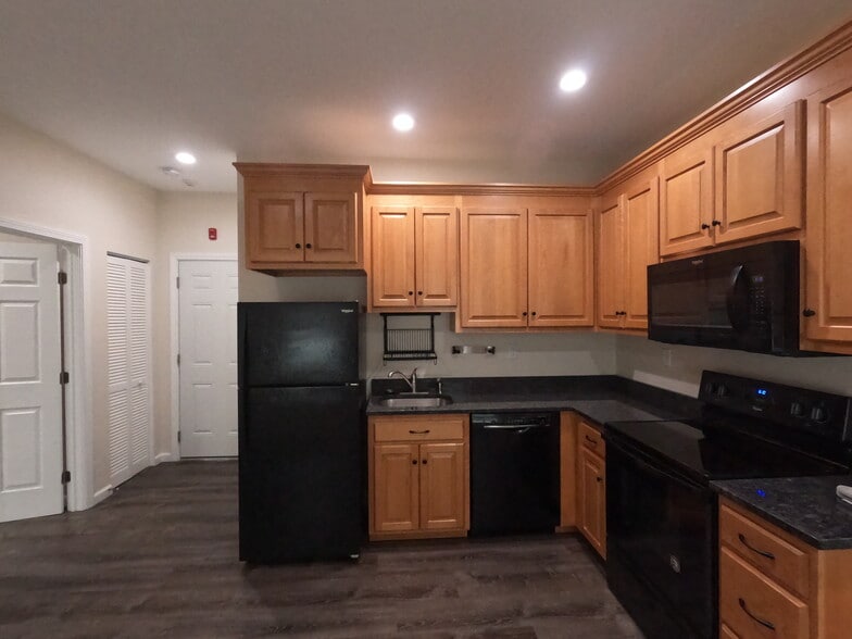 Building Photo - 563 Burritt St