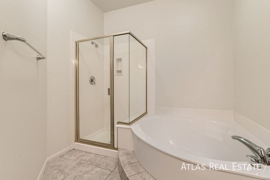 Building Photo - 10884 Royal Highlands St