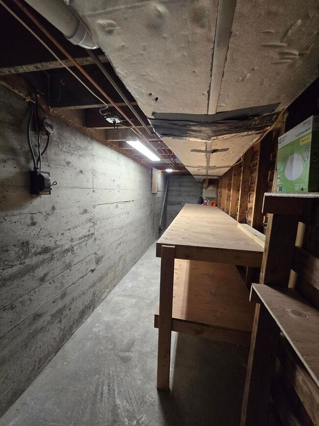 Building Photo - 4 Bedroom, 2 Bathroom House!