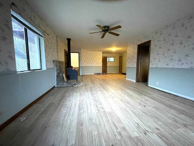 Building Photo - 3 bedroom 3 bath plus a large room downstairs in Lake Wildwood, Penn Valley, CA