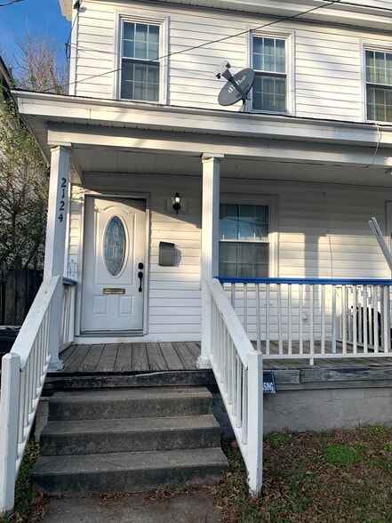 Building Photo - 2124 Queen St