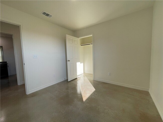 Building Photo - 2404 Duntov Dr