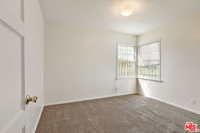 Building Photo - 1634 W 52nd St