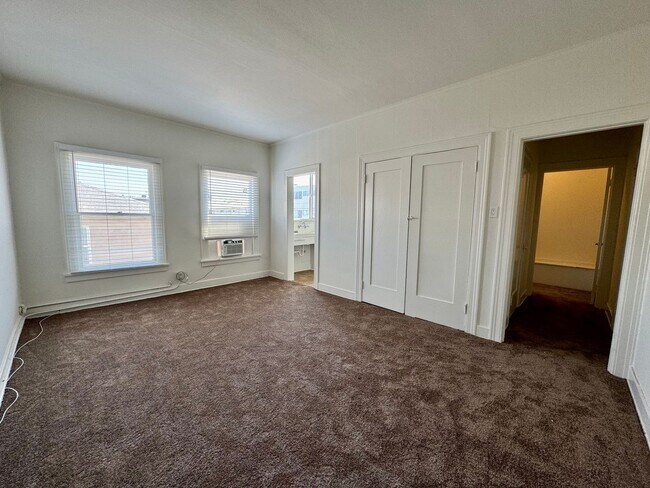 Building Photo - Spacious and bright Large Studio Centrally...