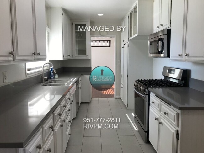 Building Photo - Tastefully remodeled home in a great Centr...