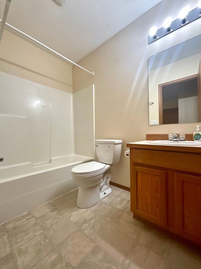 Building Photo - Spacious 3 Bedroom, 2 Bathroom Home!