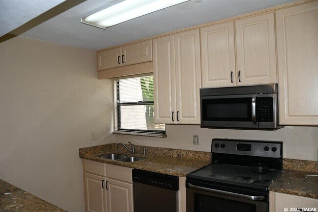 Building Photo - 2811 SW Archer Rd