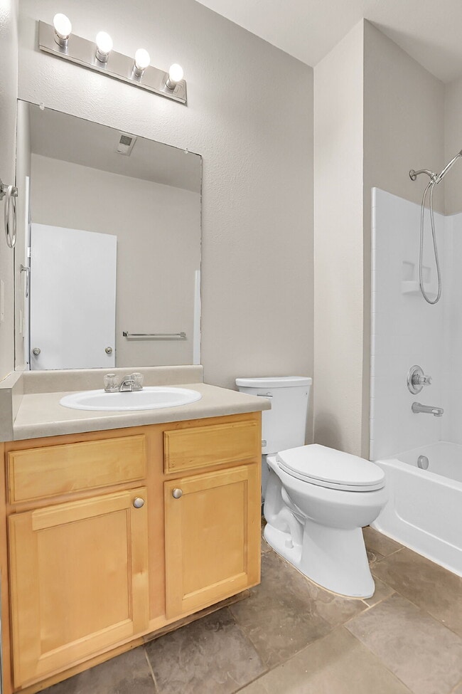 Building Photo - $2,295.00, 2 bedroom plus office, 2 bathro...