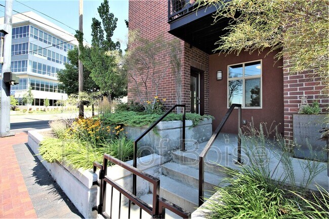 Building Photo - 406 S 13th St