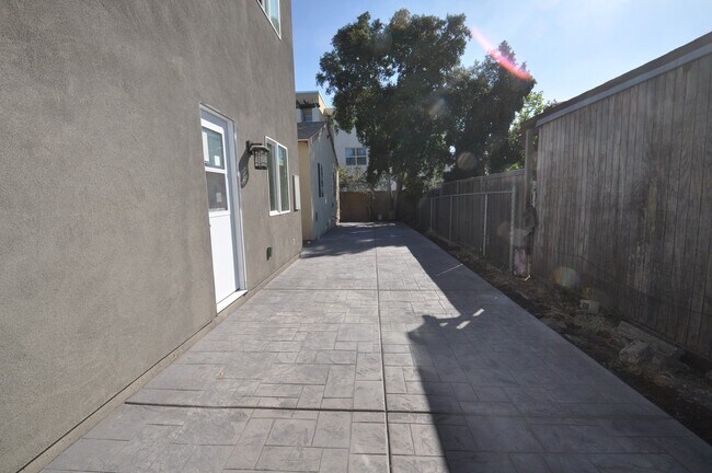 Building Photo - 4BD/2BA, Private Yard!