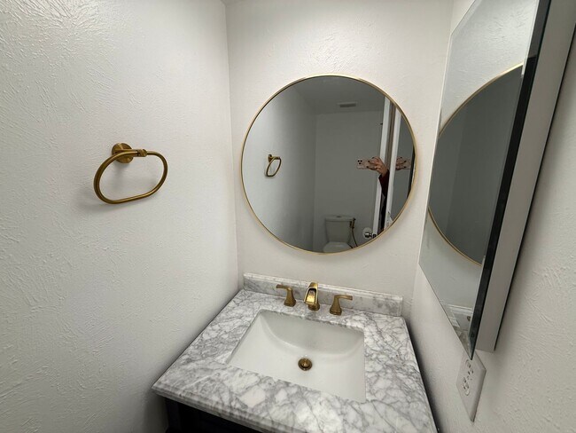 Building Photo - Modern Comfort & Convenience in a Prime Location