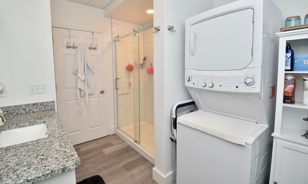 Building Photo - 4 Elm St