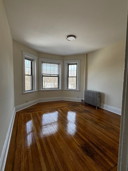 Building Photo - 65 Park Dr