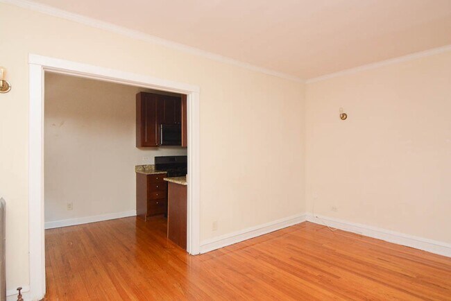 Building Photo - 2242 W Ainslie St