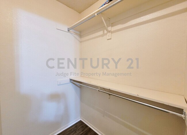 Building Photo - 929 W Hickory St