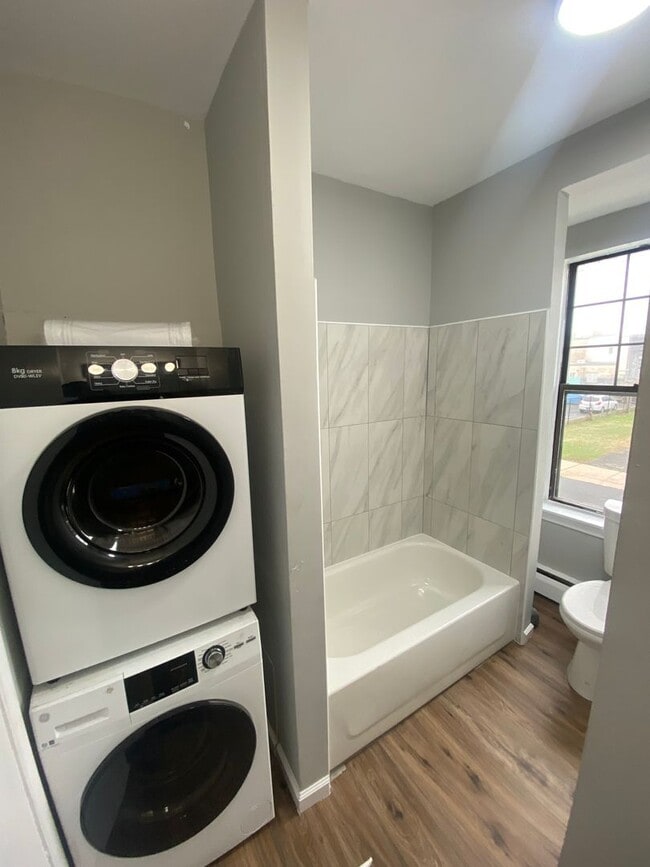 Building Photo - 1 bedroom, 1 bathroom downtown Hartford ct