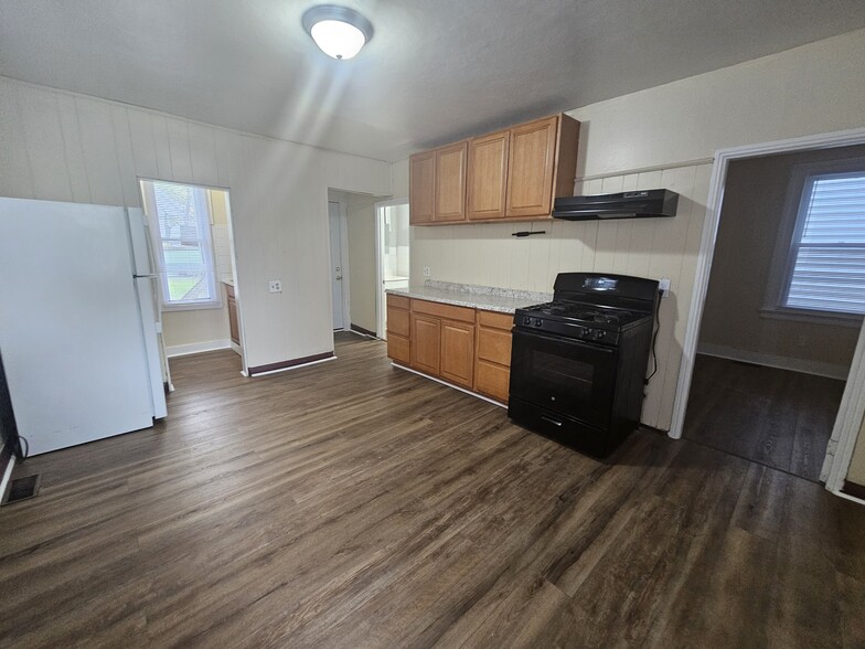 Building Photo - 34 Hallock St