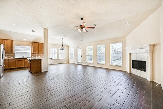 Building Photo - 2006 Plantain Lily Ct