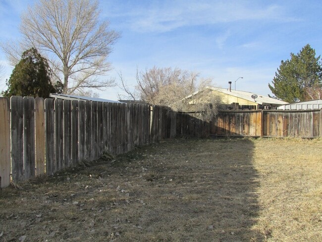 Building Photo - $1,400 PER MONTH - THREE BEDROOM TWO BATH HOME - LEAVITT LAKE