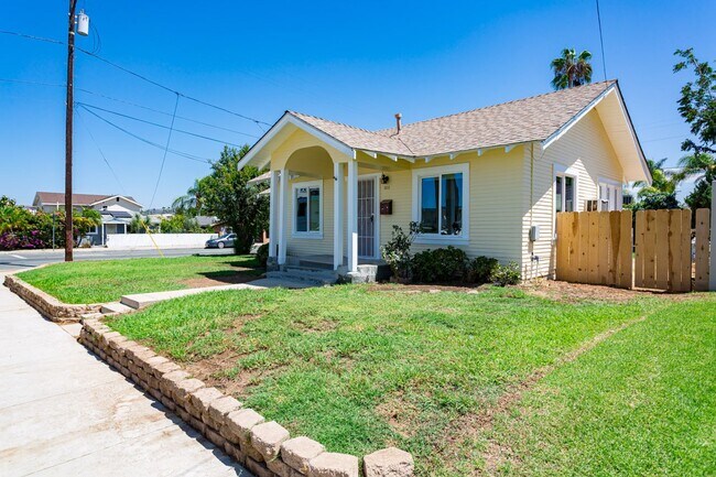Building Photo - 303 S Sunshine Ave