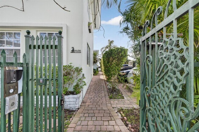 Building Photo - 8600 Byron Ave