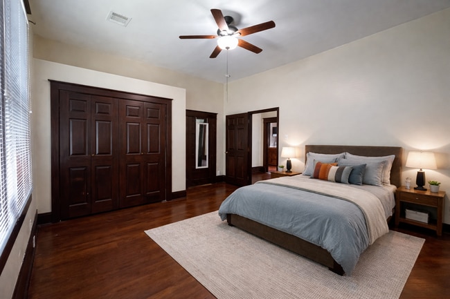 Building Photo - 305 W 38th St