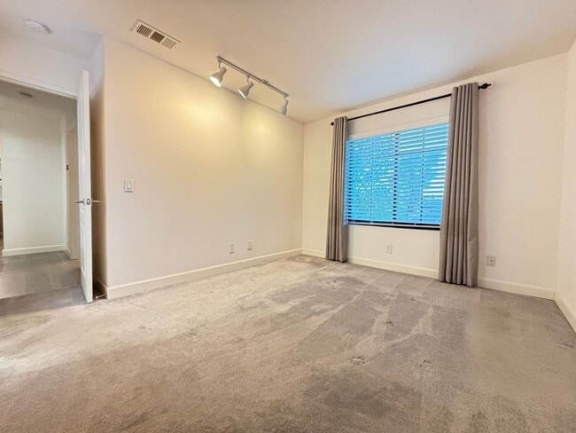 Building Photo - Beautiful 2 Bedroom 2 Bath Condo