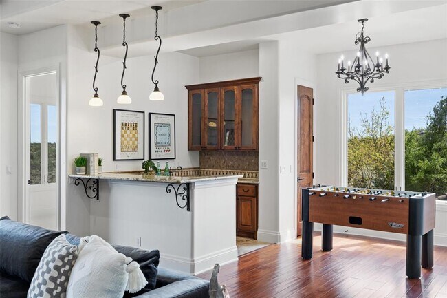 Building Photo - 4805 Mirador Dr
