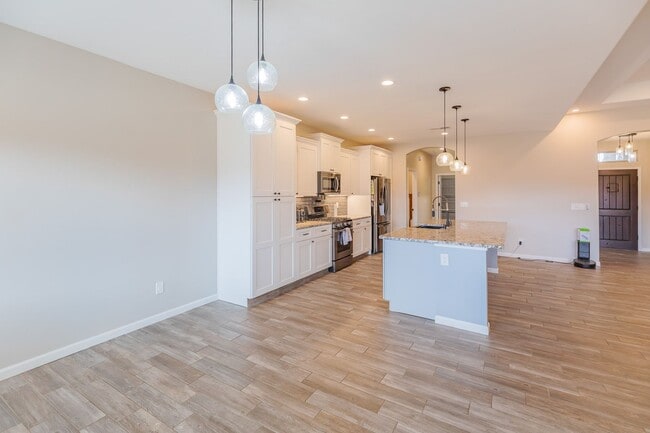 Building Photo - Modern 4 Bed 3 Bath - Pets Allowed!