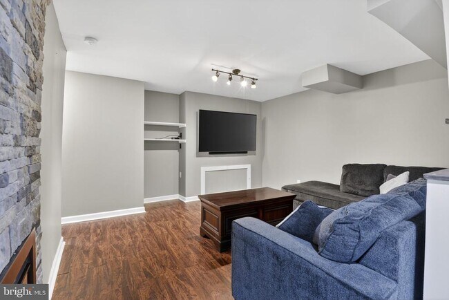 Building Photo - 10 Nelson Rd