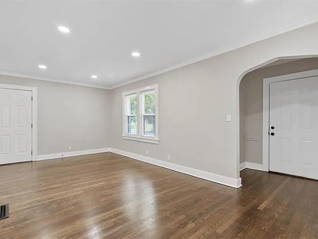 Building Photo - Stunning and Spacious 5BR 2BA Home in Kansas City