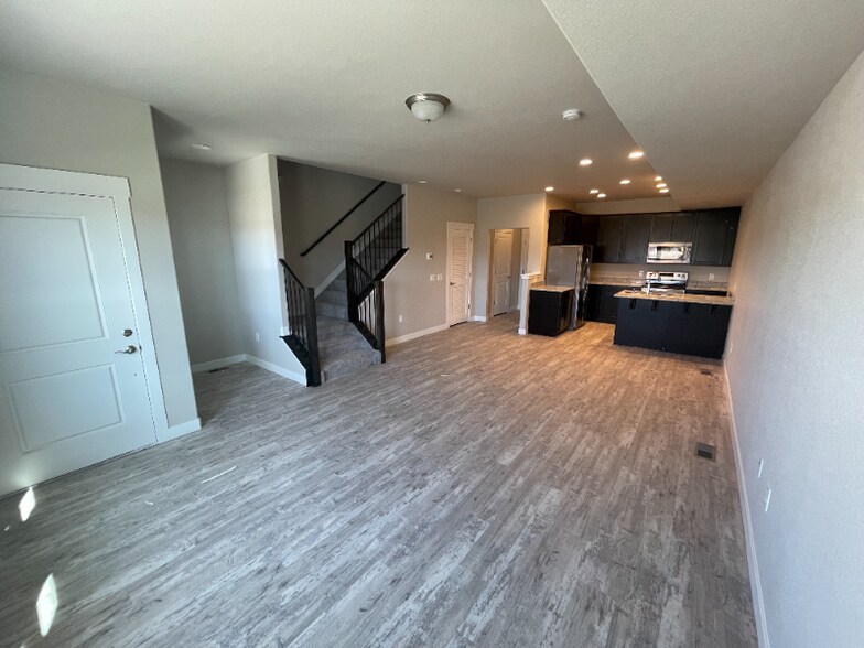 Building Photo - 6565 Carriage Meadows Dr