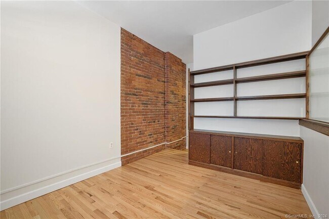 Building Photo - 1 Linden Pl