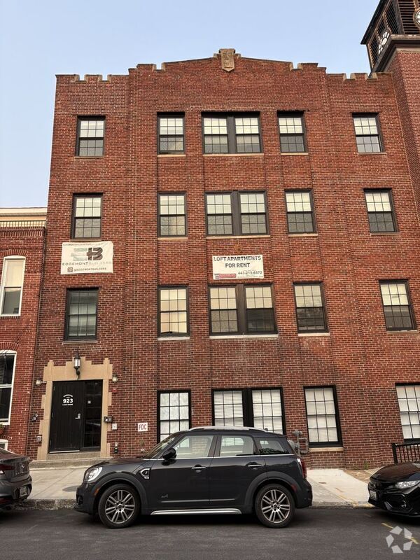 Building Photo - 923 S East Ave