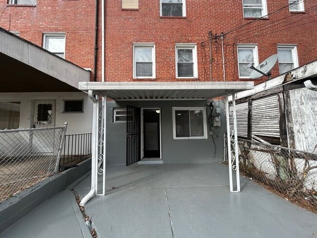 Building Photo - 2 Bedroom 1.5 Bathroom Home