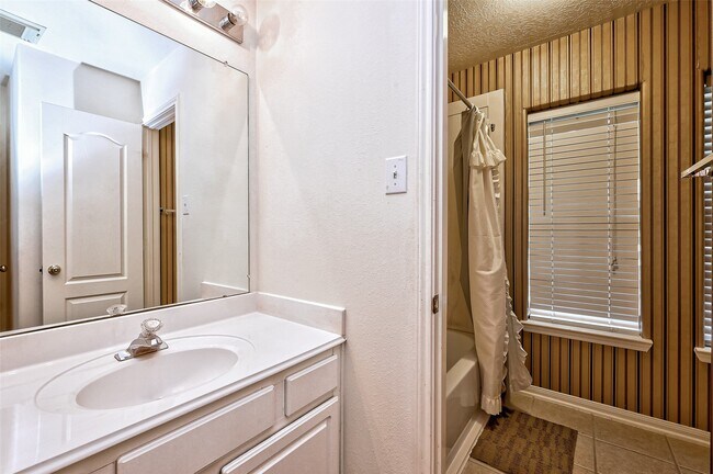 Building Photo - 6806 Rhodes Ct