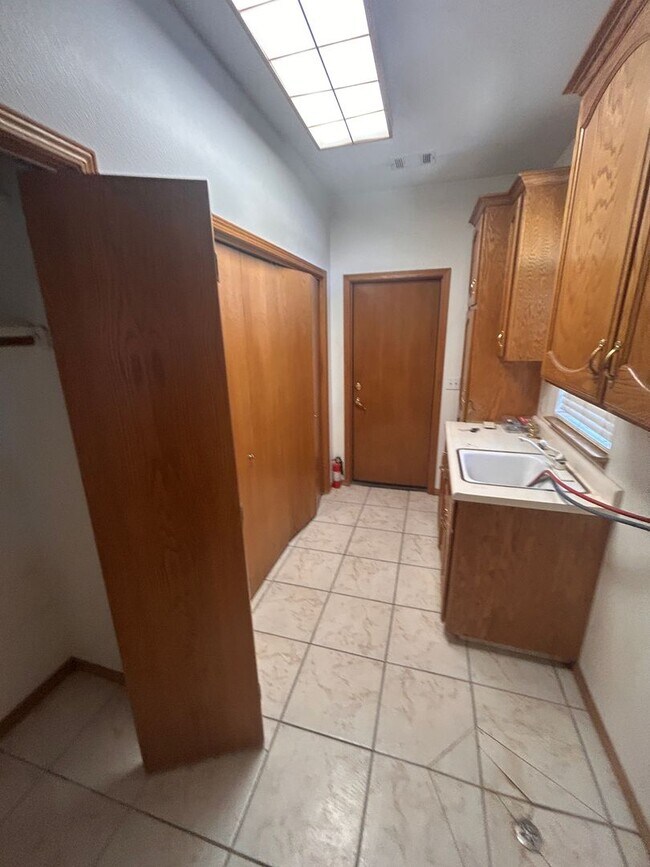 Building Photo - Large welcoming space in the Country waiting for you