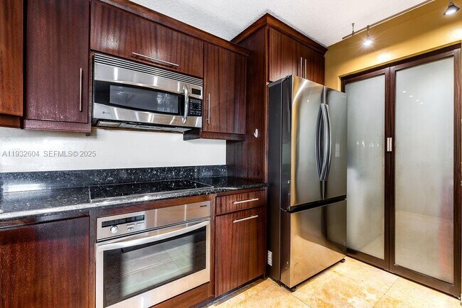 Building Photo - 19999 E Country Club Dr