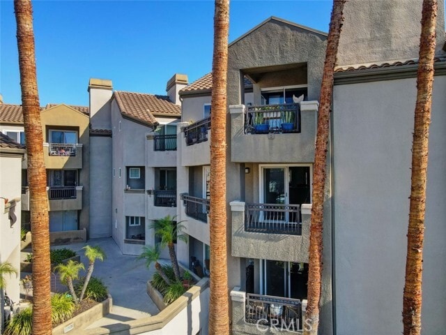 Building Photo - 310 Lake St