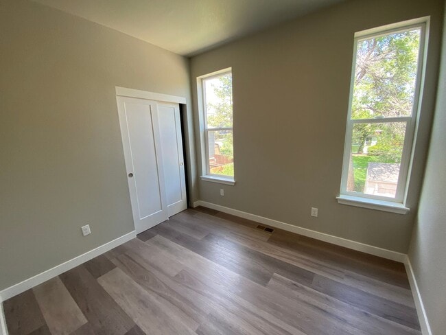Building Photo - Beautiful End Unit at Overlook Station