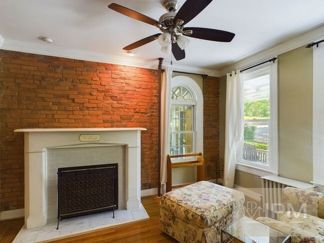 Building Photo - Spacious 5 Bedroom, 2.5 Bath Near The Avenues!